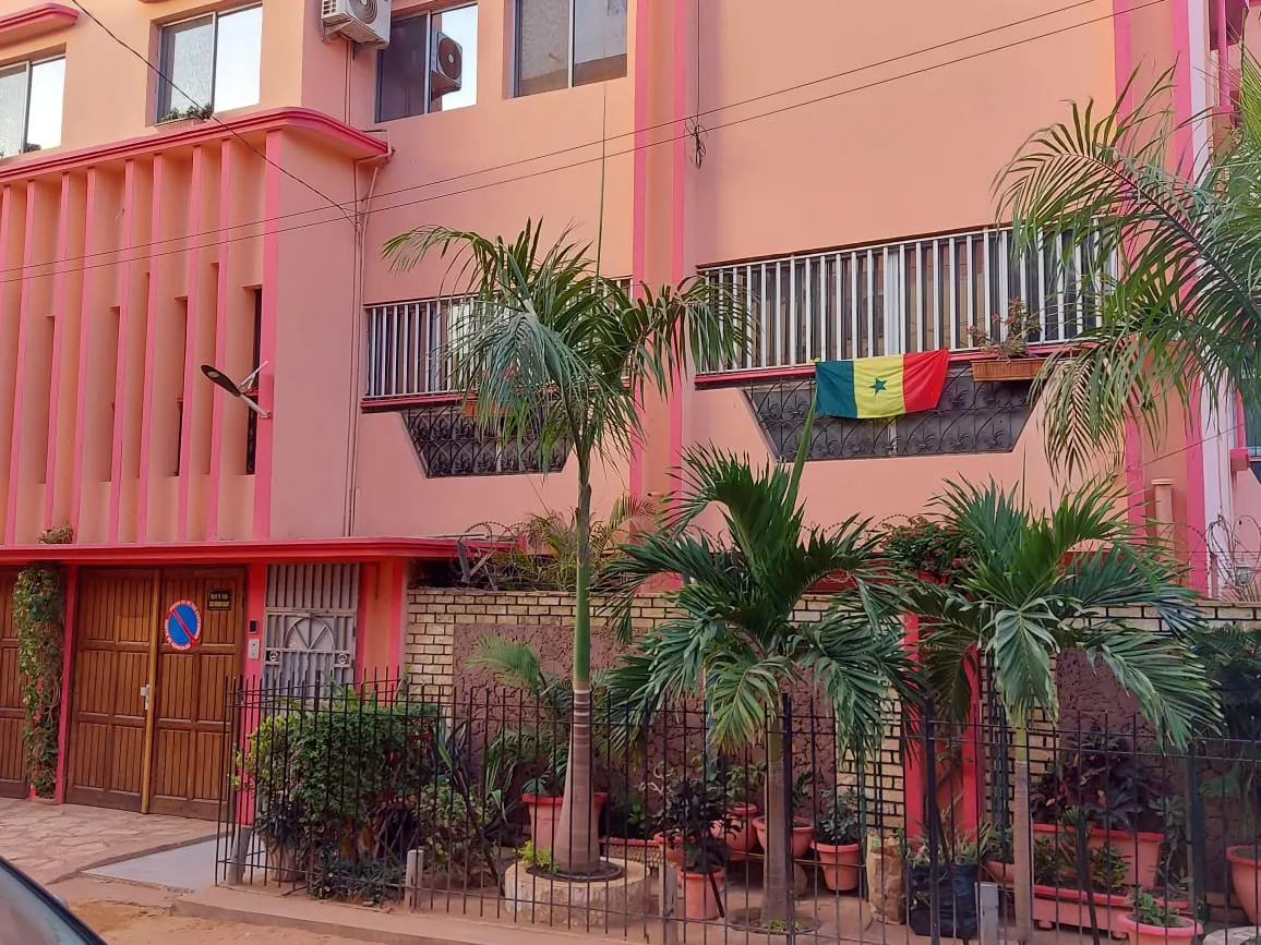Le Studio, façade de la résidence à grand yoff
